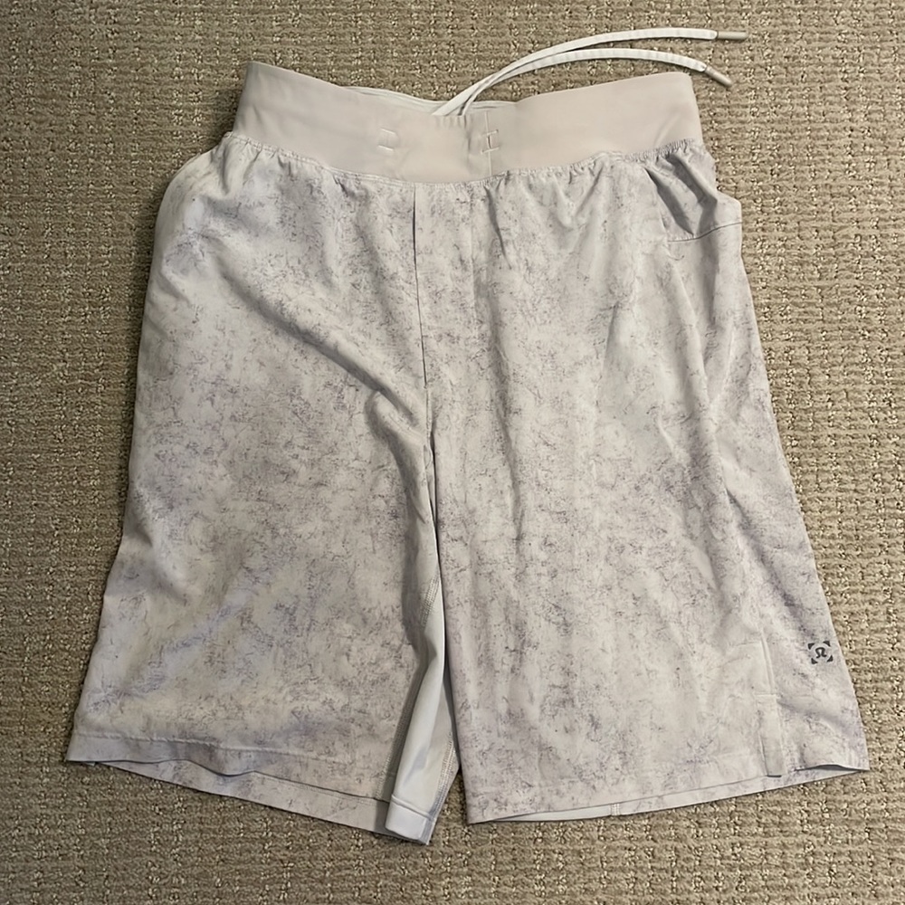 Mens LuLu Small THE linerless short. 9" inseam